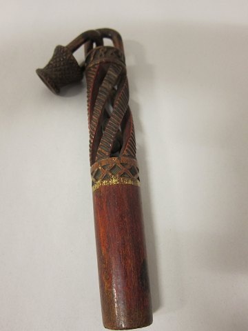 Vindepind med perler fra 1862Rigt udskåret og med indarbejdet hængende kurvL: 24,5cmVarenr. 41301