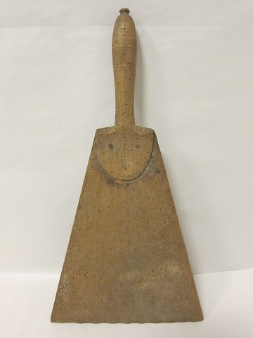 Skættehånd af træFra ca. 1850L: 45,5cm, B: 24,5cmSkættehånden blev anvendt sammen med skættehånden ved bearbejdning af hørVi har et stort udvalg af håndarbejdsredskaber, som er gamle eller sågar antikke