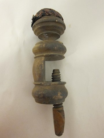 Syskrue, antik, med skrue til fastspænding på bordFra 1800-talletL: 18cmVi har et stort udvalg af håndarbejdsredskaber, som er gamle eller sågar antikke