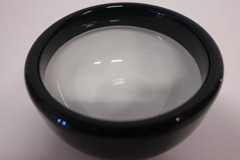 Skål fra serien "Palet" fra HolmegaardUnik skål i sort glas med hvid inderside, - den sjældne sorte farveDesign: Michael Bang