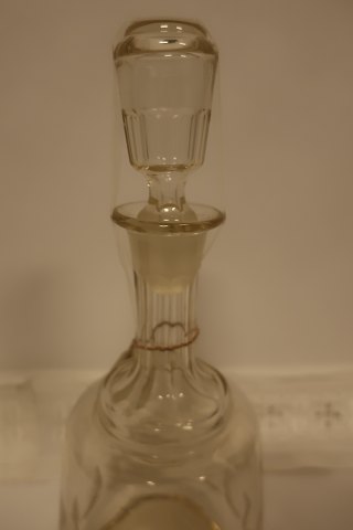 Karaffel med tilhørende originale prop af glas, - AntikDet præcise danske glasværk har ikke kunnet identificeres med sikkerhedH inkl. prop: ca. 30cm