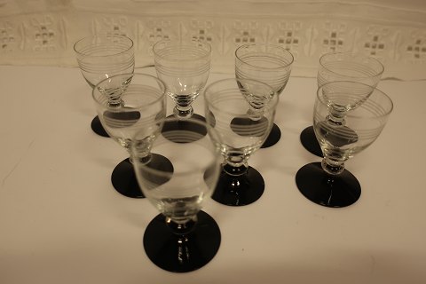 Holmegaard glas fra serien "Hørsholm" Klar kumme, en sort fod, smuk stilk med knop samt 4 slebne streger på glassets kumme