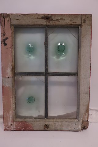 Vindue med 3 stk. flaskebundsglas (samt et almindeligt, men gammelt glas)Fra slutningen af 1700-talletAntikke, utrolig smukke, sjældne og mundblæste flaskebundsglas De benævnes også som "okseøjer"Mål:Hele vinduesrammen: 54cm x 41cm
