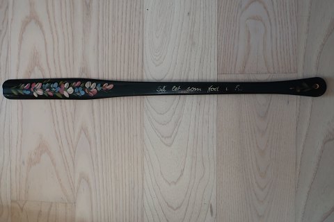 Retro skohorn - langt
Sort grundfarve med original bemaling med blomster og tekst "Så let som fod i 
hose"