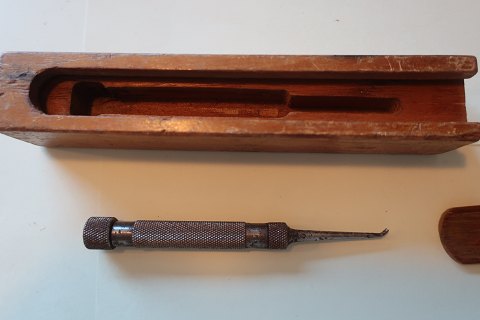 Værktøj (hul) med en form for stempel indvendig
Af metal
Flot trækasse til opbevaring