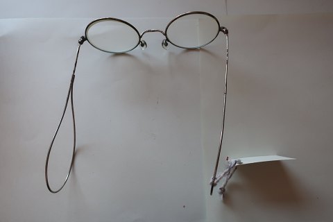 Briller med etui
Brillerne har en "sløjfe" bag ørerne - se fotos
Gamle briller inkl. etui
