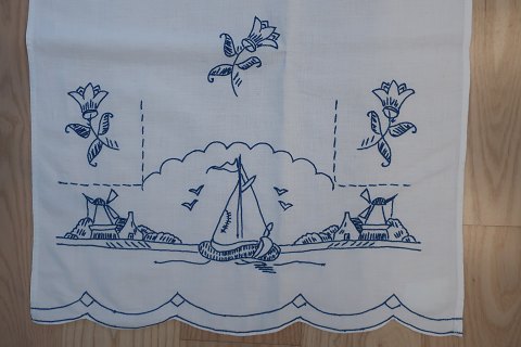 Paradestykke
Smukt gammelt paradestykke med blåt håndbroderi
107cm x 48cm
Antikt, dansk linned og olmerdug er vores speciale