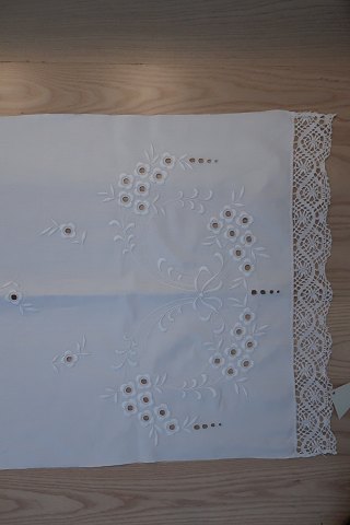 Parade piece
A beautiful old parade piece with handmade white  embroidery
The parade piece was in the good old days used to hang in front of the tea 
towels so that all things always looked clean
142cm x 60cm
The antique linen is our spe