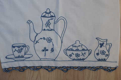 Paradestykke
Smukt gammelt paradestykke med blåt håndbroderi
96cm x 56cm
Antikt, dansk linned og olmerdug er vores speciale