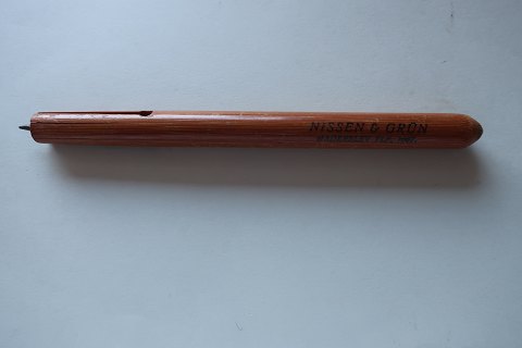 Gammel blyantsholder af træ
Reklametekst fra Nissen & Grün, Haderslev, Tlf. 1067
