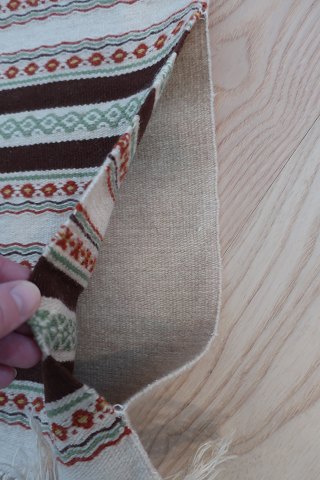 Gammel smuk kort bordløber, håndvævet af uld
Kan også bruges som stykke til pude
50cm x 37cm
Skønne farver
God stand