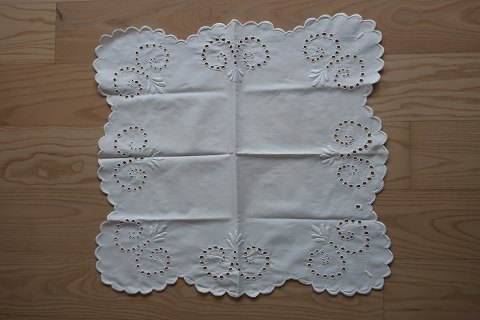 Old table cloth
With embroidery in white- made by hand
About 60cm x 56cm
In a good condition