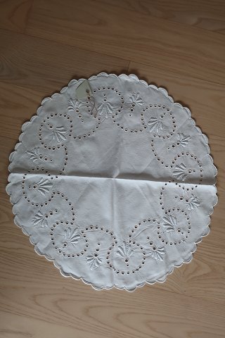 Old table cloth
With embroidery in white- made by hand
Diam: 52cm
In a good condition