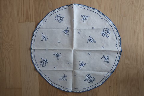 Old table cloth
With embroidery in blue- made by hand
Diam: 61cm
In a very good condition