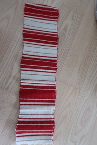 Olmerdug, uld
Antik dansk olmerdug i den gamle danske håndvævede/hjemmevævede kvalitet fra 
dengang.
Olmerdugen er meget kraftig og tætvævet med hør trend og islæt i uld.
Dette stykke måler: 67cm x 17cm