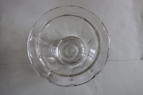 Antikt gele-/marmelade glas
Nyd den smukke form med kanter og smuk "krave"
H: ca. 7cm
B: ca 10cm
Flot stand
Se også vore andre geleglas