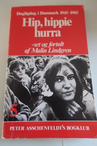 Dagligdag i Danmark, bind 5 af 8
- 1945-1985
Hip, Hip, Hurra
- set og fortalt af Mali Lindgren
1965-1970
Peter Asschenfeldt