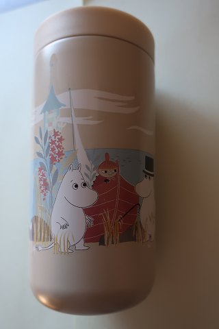 Stelton
Moomin Frost 
To Go Click Isoleret termokop/krus 0,2L
Rustfrit stål og plastik
Spejl i toppen
Mål: 14 x 7,2 x 7,2 cm