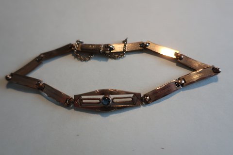 A beautiful and untraditional old bracelet with a link where a blue stone is 
placed
With a security link (Please see the Photo)
Stemplet : Ni
L: 18cm
In a good condition