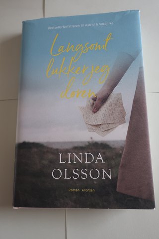 Langsomt lukker jeg døren
Linda Olsson
Roman
Sprog: Dansk
Bestsellerforfatteren til Astrid & Veronika
Oversat af Bjerre Høfring
Hvordan finder vi langsomt tilbage til livet, efter at det værste er sket ? 
Hvordan genfinder vi forsigtigt fodfæstet ? T