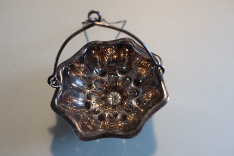 Antik tesi af sølv
Smukt mønster
Fra 1800-tallet
Ikke stemplet
L: ca. 3cm
Diam: 6,5cm