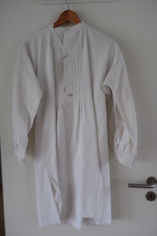 Særk / kjole / natskjorte af hør
Antik særk med lange ærmer
Særken er med håndbroderet knaphuller, håndbroderede initialer samt anden pynt.
Hørstoffet gør den vidunderlig at have på
Dette er vores speciale