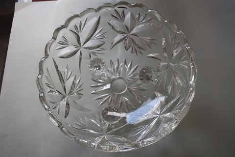 Smuk gammel glasskål på 3 ben
Diam: 17cm
H: 9cm
Fra 1900-tallet