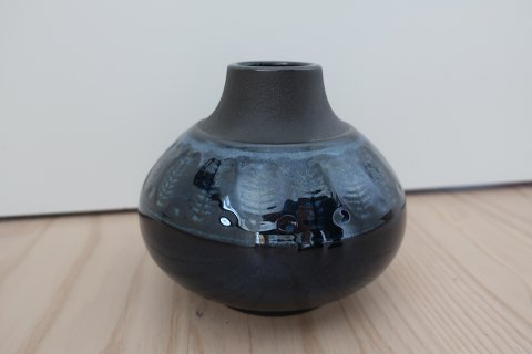 Søholm vase
Smuk vase, som står sikkert på bordet, og er stabil med blomster isat 
Søholm Denmark Stentøj
Design: Einar Johansen
Einar Johansen var ansat på Søholm 1958-1971
Nr.: 3326
Stemplet
Fra 1960