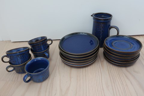 Søholm Granit kopper, tallerkener og kande
5 x kopper
6 x underkopper
6 x Kagetallerkener
1x kande 
Søholm Denmark Stentøj
Design: Einar Johansen
Einar Johansen var ansat på Søholm 1958-1971
Nr.: KOP 1829 og KAGETALLERKEN 1826 og Kande 1826