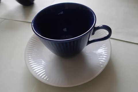 Smukke blå kopper med hvide underkopper
Koranska Pinstripe serie
4 x kopper
7 x underkopper
H: 6,5cm kop
Diam: 13cm underkop
Prisen er for alle viste kopper/underkopper