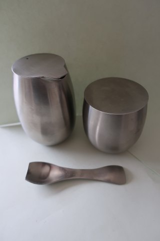 Bodum, Danmark
Smukt sukker - fløde sæt med sukkerske
Af børstet stål
Både sukkerskål og flødekande har låg
Den smukt designede sukkerske er inklusive
Design: C. Jørgensen