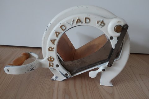 Retro:
Raadvad brødmaskine/brødskærer
Den gode gamle stabile brødmaskine
Skærer brød og andet, og den gør det til en leg at skære rabarber
