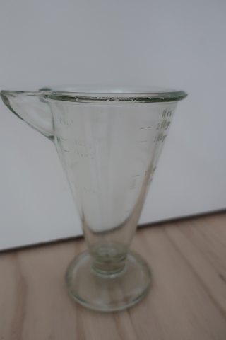 Godt gammel køkkenmål af kraftigt glas
Mængde-/vægt-angivelse i gram, liter, deciliter for f.eks. sukker, ris, mel, 
havregryn, f.eks. 250 gram eller 75 gram
H: 16,5 cm