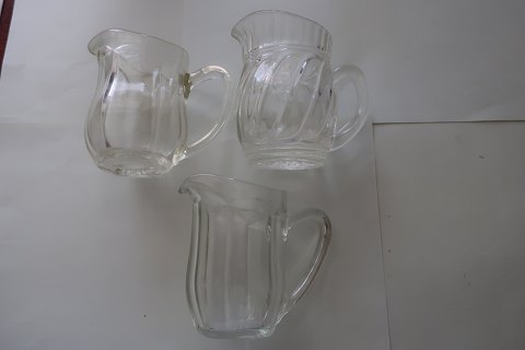 Gamle flødekander af glas
Fra ca. 1930
H: 10cm
Med stjerne i bunden
Kan købes enkeltvis