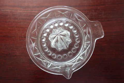 Gammel citronpresse af glas
Med smukke slibninger
En af de gode gamle citronpresser, som virker
Diam.: 12,5cm