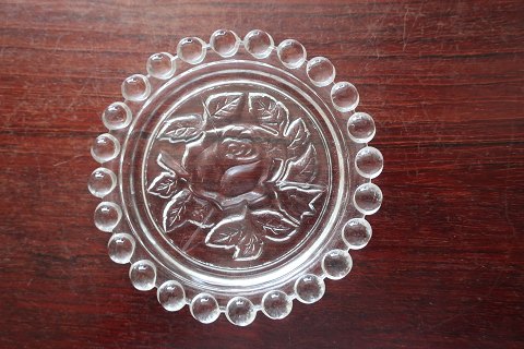 Gamle flaskebakker af glas
Med perlekant i glas
Rose som bundmotiv
Diam: 10,5cm
Fra 1930