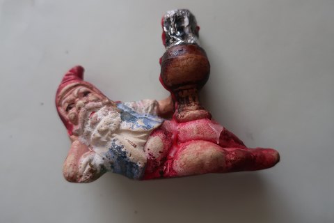 1 gammel nisselysestage til kertelys
Liggende nisse
Gips og håndmalet
H: 5cm
B: 10cm 
Fra 1940-1950