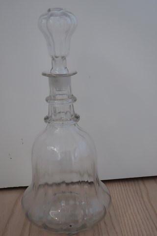 Smuk antik karaffel
Se de smukke mønstre i glasset
Det var dengang, der blev gjort noget ud af glasarbejdet
H: ca. 30cm 
H. prop: 11cm
Fra starten af 1900-tallet
