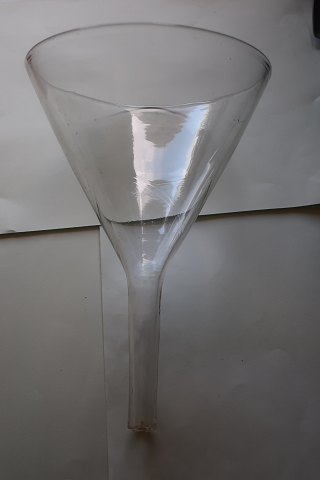 Sjælden antik tragt af glas
H: 23cm
Tragt diam: 16cm
Fra begyndelsen af 1900-tallet