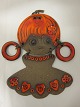 Keramik pige med øreringe, 27 cm
Pigen er lavet af Clara Helmich (1916-2008), den kendte keramiker fra 
Sønderborg.
Clara Helmich