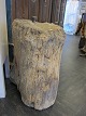 HuggeblokGammel huggeblok med harre-jern (jern-stykke til at hamre le'en skarp, da man ikke alle steder kunne slibe le'en)H: 63cm, Diam ca.: 43cm
