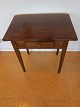 Antikt egetræsbordNy-restaureret lille, antikt egetræsbordCa 1840H: 74cm, Plade: 71,5cm x 49cm