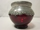 Vase af rubinrødt glas med tin-besætningSmuk antik rubinrød glasvase med en dekorativt udført tin-besætning i skønvirkestil.Tin-besætningen er stemplet "TB".Fra ca. 1910H: 11cm, B:12cm