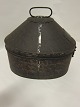 Hatteæske i metalDenne antikke hatteæske er fra starten af 1900-tallet Hatteæsken er i god standL: 33,5cm, B: 25cm, H: 28,5cm inkl. håndtag