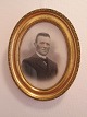 Ramme med bladguld
Antik smuk ramme med bladguld, inkl. gammelt 
foto. 
Starten af 1900-tallet
H: 36cm
B: 28,5cm
God stand