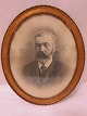 Ramme med gammelt foto
Antik smuk, oval ramme inkl. gammelt foto. 
Ca. år  1900-tallet
H: 34cm
B: 28cm
God stand