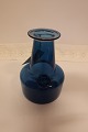 Vase fra Kastrup GlasværkFra Capri Serien, klart blåt glasBlå vase med segl med initialerne "JB"Design: Jacob E. BangProduceret på Fyns Glasværk i 1961H: 17cmDiam i bund: 11,5cmFlot stand
