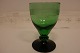 Holmegaard grønt vinglas fra serien "Hørsholm" Grøn kumme, en sort fod, smuk stilk med knop samt 5 slebne streger på glassets grønne kumme"Hørsholm"-serien findes i klar glas med sort fod samt i grønt glas med sort fod