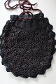 Antik smuk gammel  håndhæklet håndtaske
Lukning med snor
Foret med stof
Fra ca. 1880-1900