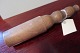 Vindepind fra midten af 1800-talletGod at holde påVindepinden bruges til at vinde et garnnøgle. Du slipper for at holde krampagtigt fast i garnnøglet